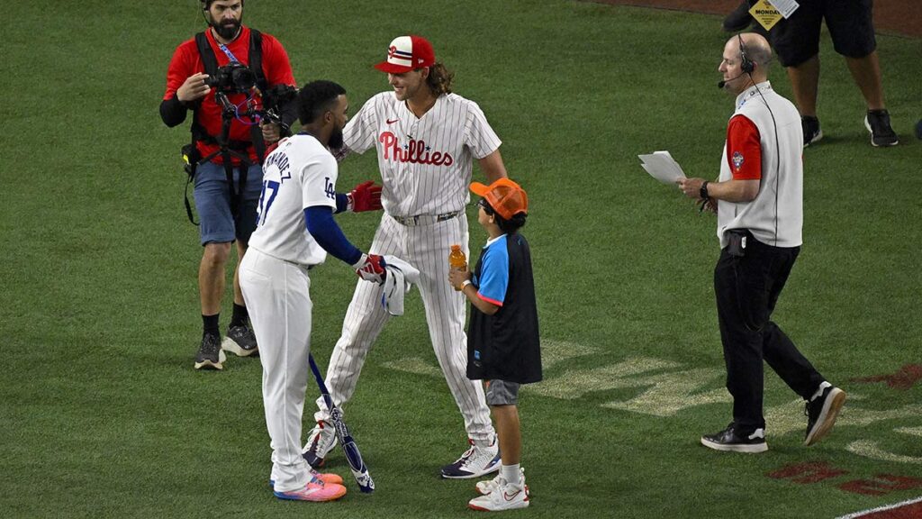 Teoscar Hernández y ALec Bohm en el Home Run Derby