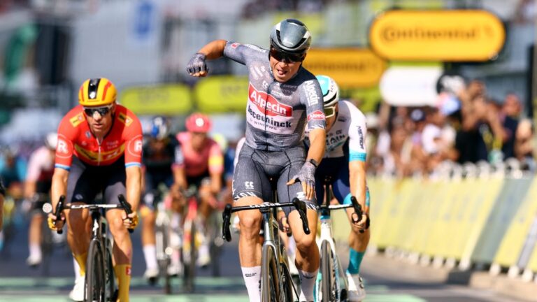 Jasper Philipsen repite la dosis en un feroz sprint y se lleva la etapa 16 del Tour de Francia
