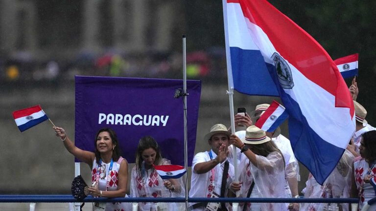 Alejandra Alonso y Fabrizio Zanotti encabezan el desfile de Paraguay en Paris 2024