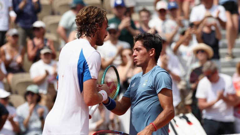 Sebastián Báez no puede dar el golpe ante Tsitsipas y se despide de Paris 2024