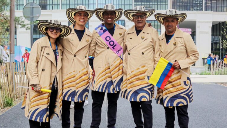 Con la gabardina: así es la vestimenta de la delegación colombiana en el acto inaugural de Paris 2024