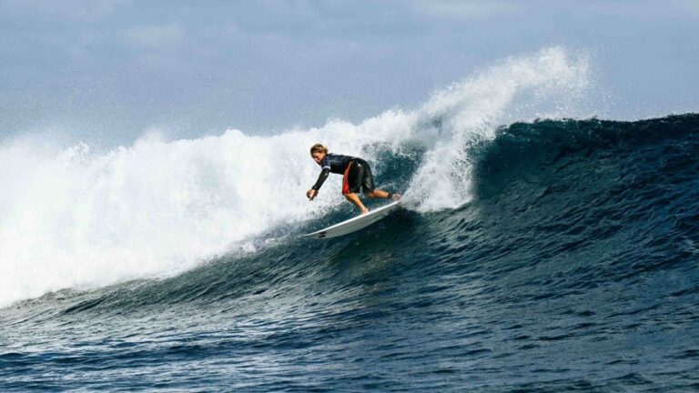 El mexicano Alan Cleland realiza sus primeros entrenamientos en Teahupo’o previo al inicio del surf en Paris 2024