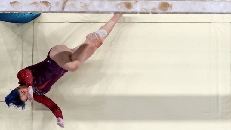 Alexa Moreno sufre una aparatosa caída en el all around de la gimnasia artística