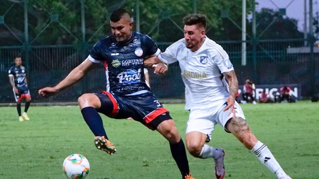 Jesús Figueroa y Santiago Giordana disputan la pelota. - Vizzor Image.