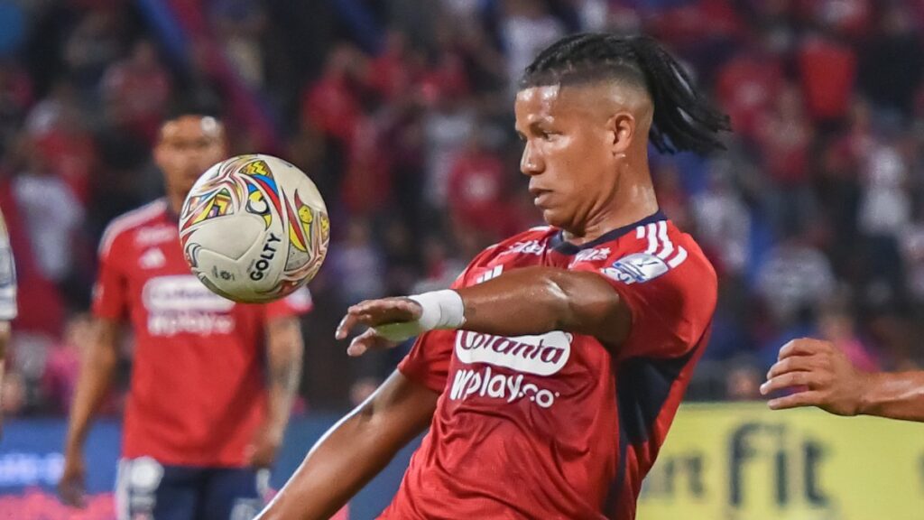 Jaime Alvarado controla la pelota. - Vizzor Image.