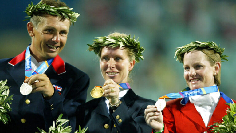 Bettina Hoy conquista dos medallas de oro en el salto ecuestre de Atenas 2004, pero un error le quita las preseas
