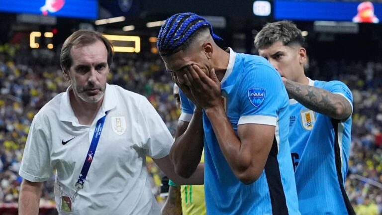 Ronald Araújo se retira lesionado y al borde de las lágrimas del Uruguay vs Brasil