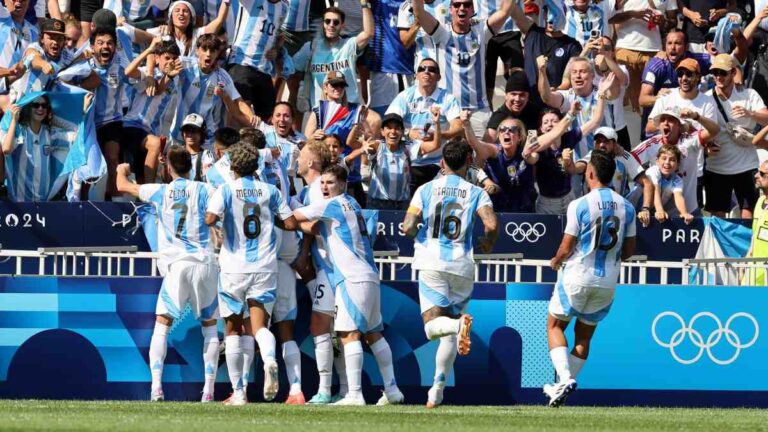 Argentina va por el liderato del grupo ante Ucrania en el fútbol varonil de Paris 2024