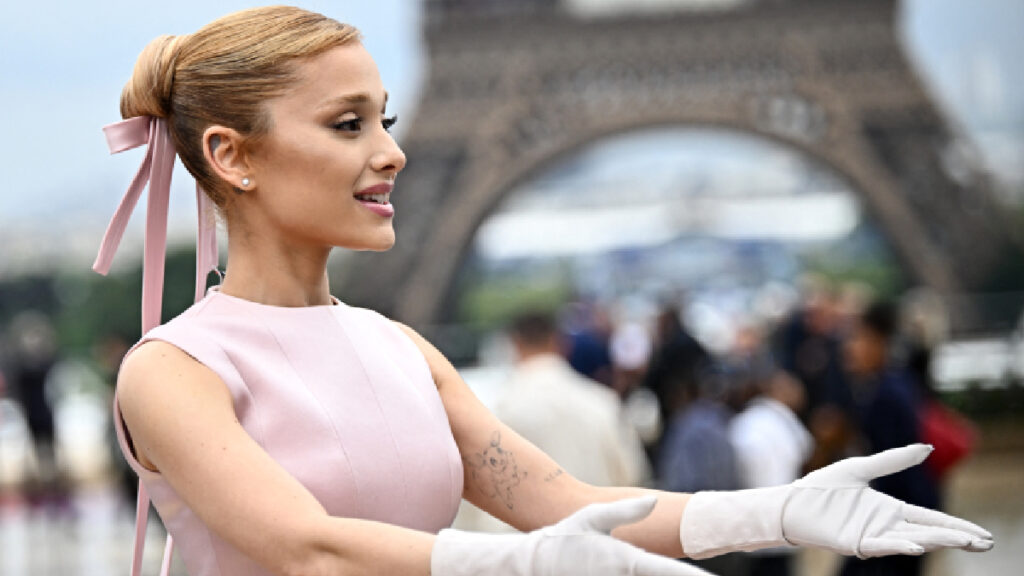 Ariana Grande desfiló por la alfombra roja de Paris 2024 | Reuters