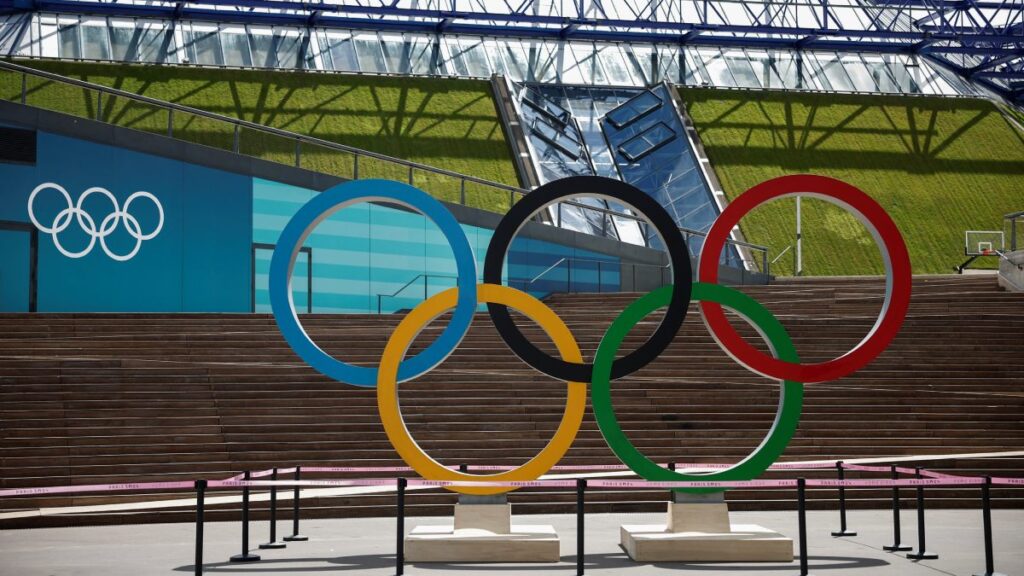 Los aros olímpicos lucen en la Arena Bercy