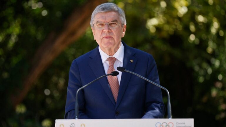 Thomas Bach recibe la llama olímpica en Clos de Vougeot en su camino a París