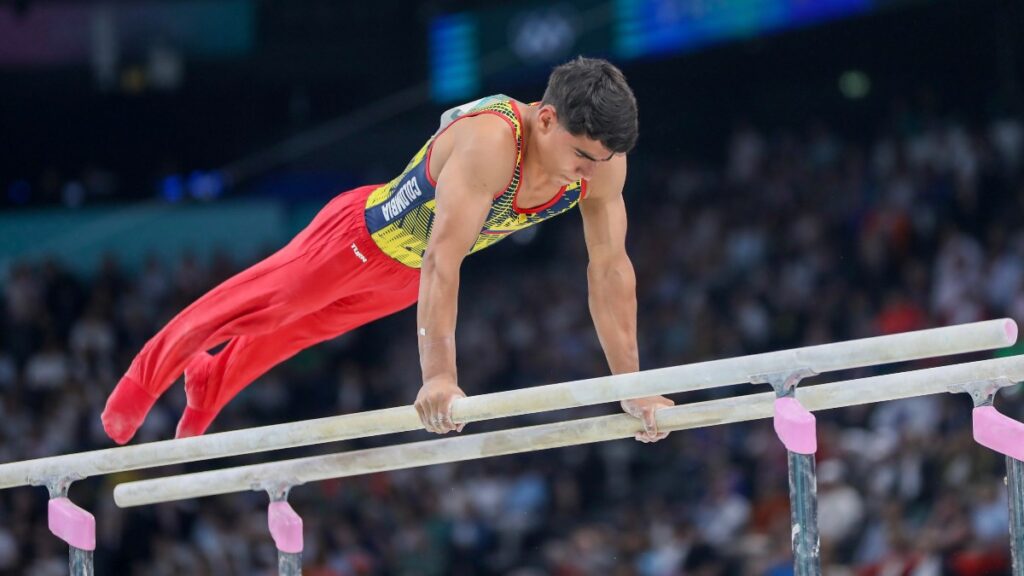 Ángel Barajas, en las barras paralelas. - @OlimpicoCol.