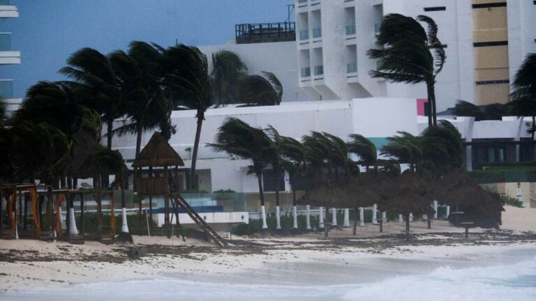 Huracán Beryl toca tierra en México cerca de Tulum como categoría 2: imágenes y videos de su impacto