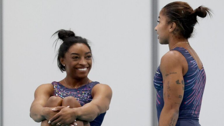 Simone Biles y el equipo de gimnasia de Estados Unidos se alista en la Arena Bercy para su debut en Paris 2024