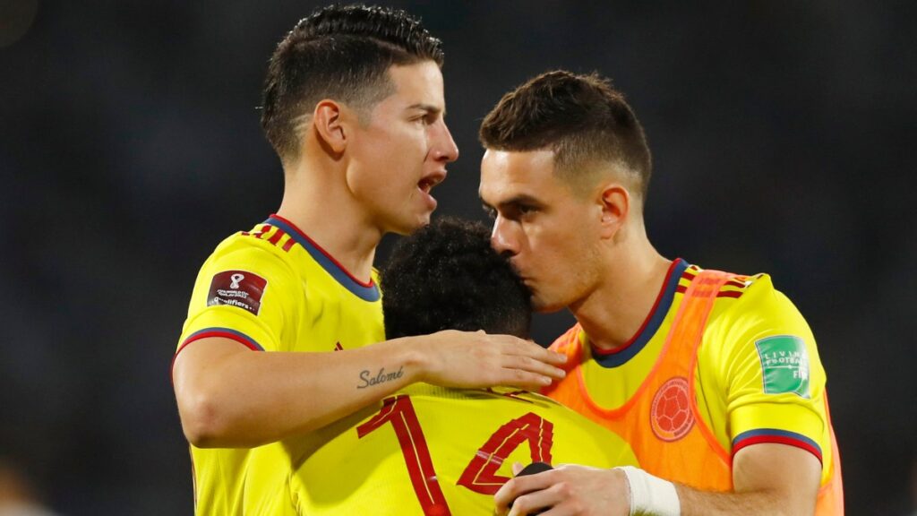 James Rodríguez y Rafael Santos Borré, en un partido. - Reuters.