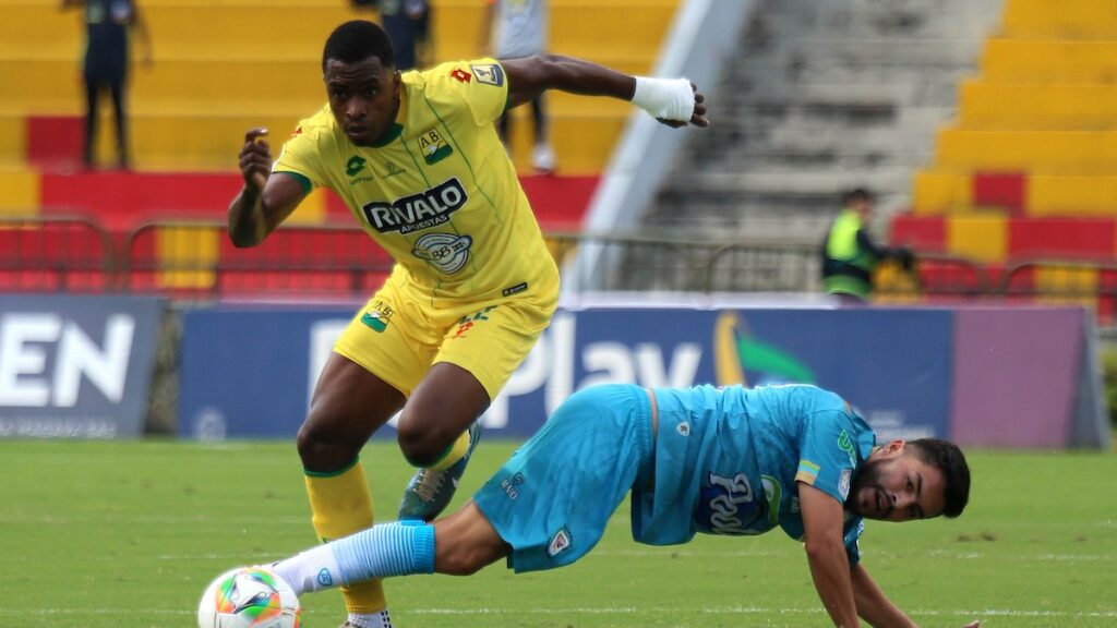 Acción entre Atlético Bucaramanga y Jaguares. - Vizzor Image.