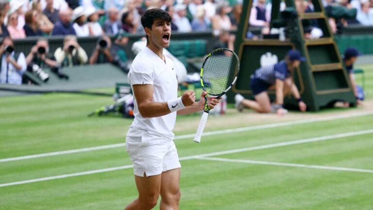 Carlos Alcaraz regresa a la final de Wimbledon tras despachar en cuatro sets a Daniil Medvedev