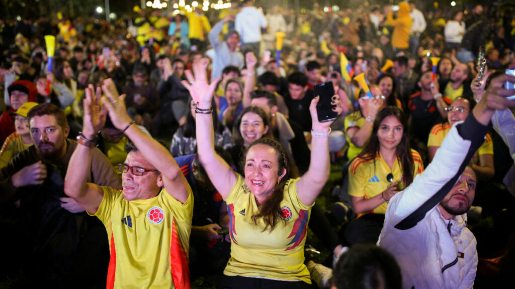 Hinchas celebran triunfo de la Selección Colombia en Bogotá. - Reuters.