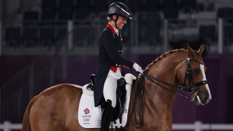 Tricampeona olímpica de ecuestre, Charlotte Dujardin, se retira de Paris 2024 tras ser acusada de maltrato animal