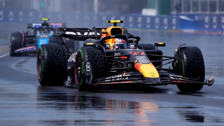 Checo Pérez sale desde el pitlane en la carrera del GP de Gran Bretaña