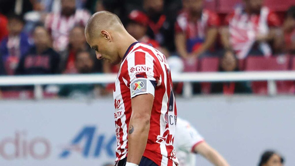 Chicharito salió abucheado en el debut de Chivas. Imago 7