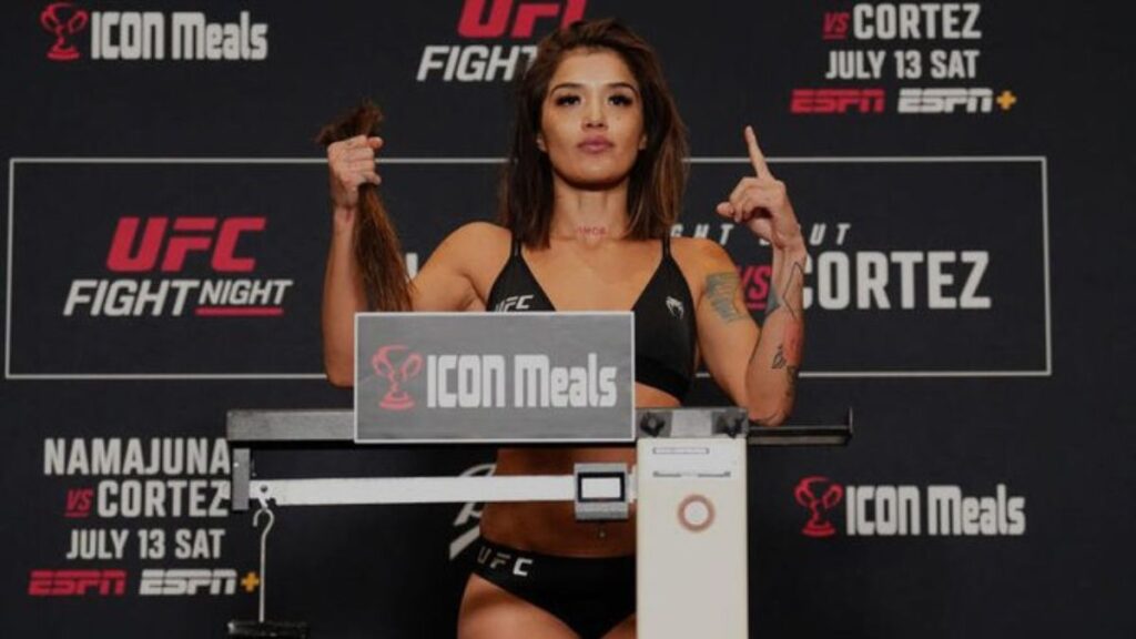 El pesaje más dramático: la mexicana Tracy Cortez tuvo que cortarse el pelo para superar la báscula | @UFC