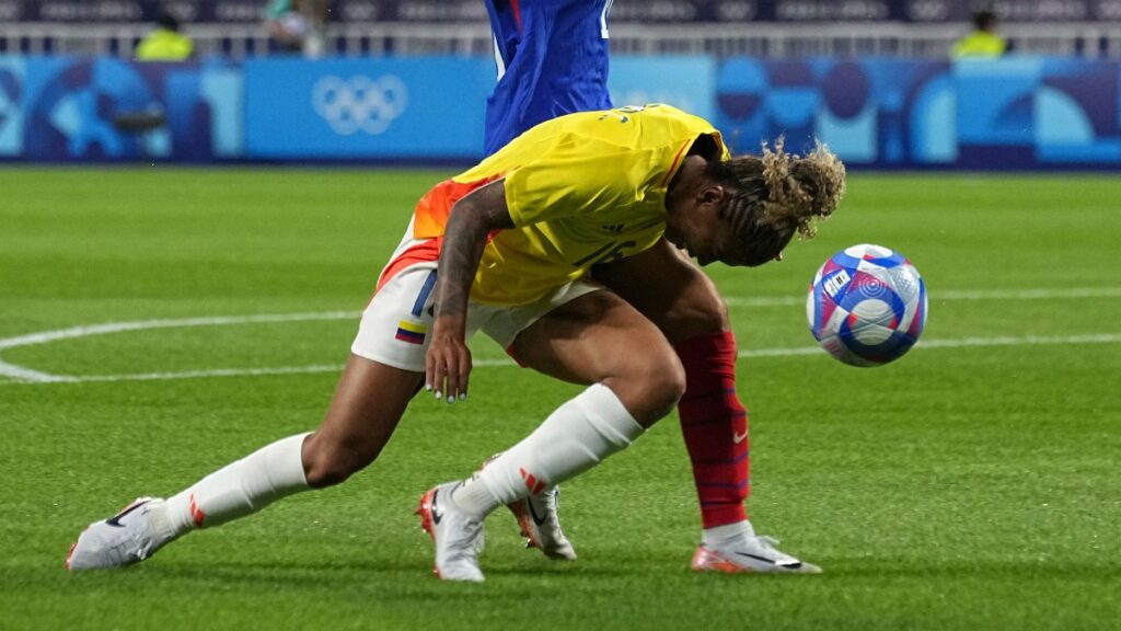 Jorelyn Carabali cabecea la pelota. - AP.