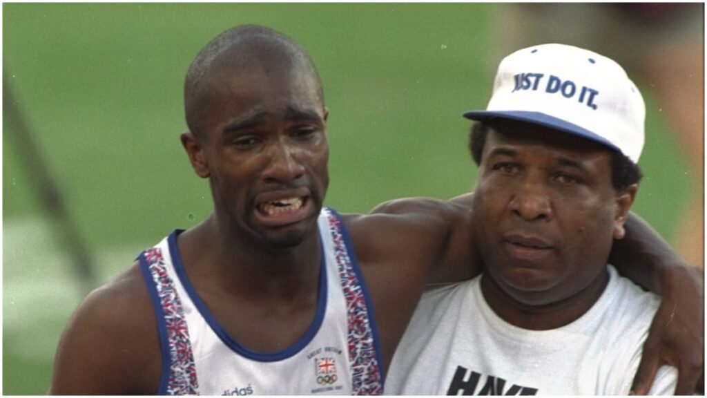 Derek Redmond cruza la meta de Barcelona 1992 con su padre | AP