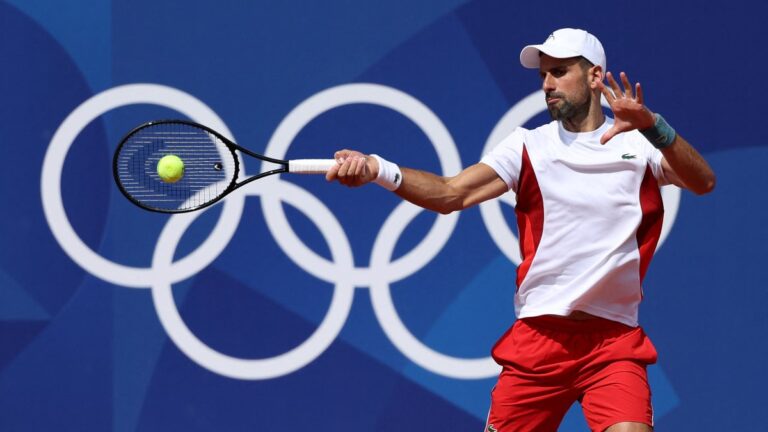 Novak Djokovic entrena sin molestias de cara a Paris 2024