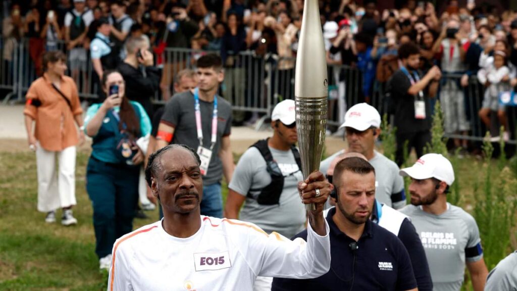 Snoop Dogg porta la Antorcha Olímpica de Paris 2024 previo a la Ceremonia de Inauguración