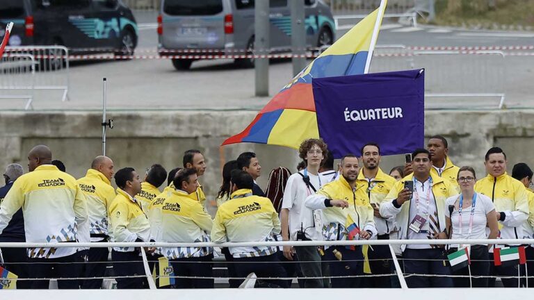 Neisi Dajomes y Daniel Pintado abanderan el paso de la delegación de Ecuador en la Ceremonia de Apertura de Paris 2024