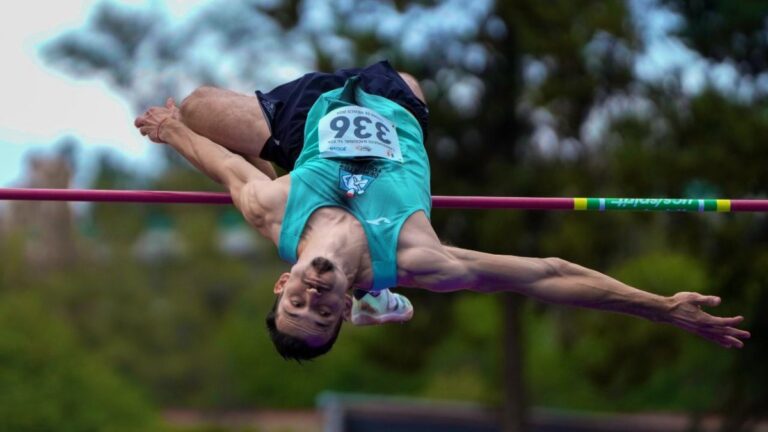 Édgar Rivera celebra que México tendrá, por primera vez en Juegos Olímpicos, dos saltadores de altura