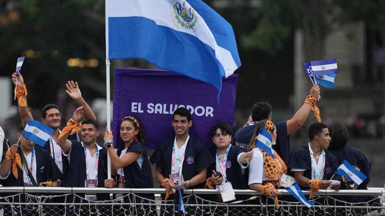 Celina Márquez y Uriel Canjura llevan la fiesta de El Salvador en la Inauguración de Paris 2024