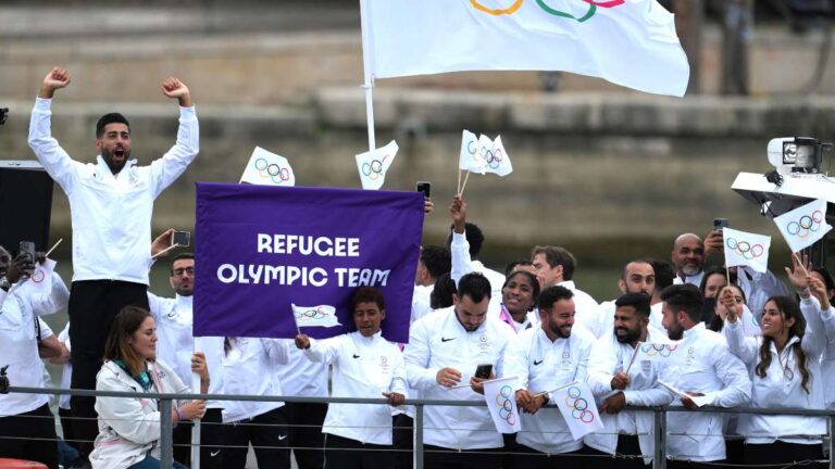 El emocionante desfile del Equipo Olímpico de Refugiados en la Inauguración de Paris 2024