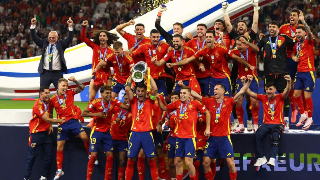 La selección española venció 2-1 a su similar de Inglaterra en el Estadio Olímpico de Berlín para sumar su cuarta Eurocopa