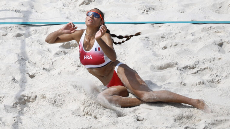 Highlights de voleibol de playa en Paris 2024: Resultado de Estados Unidos vs Francia del Grupo C femenil