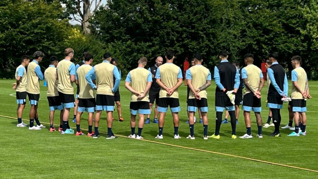 Mascherano conversa con los jugadores.