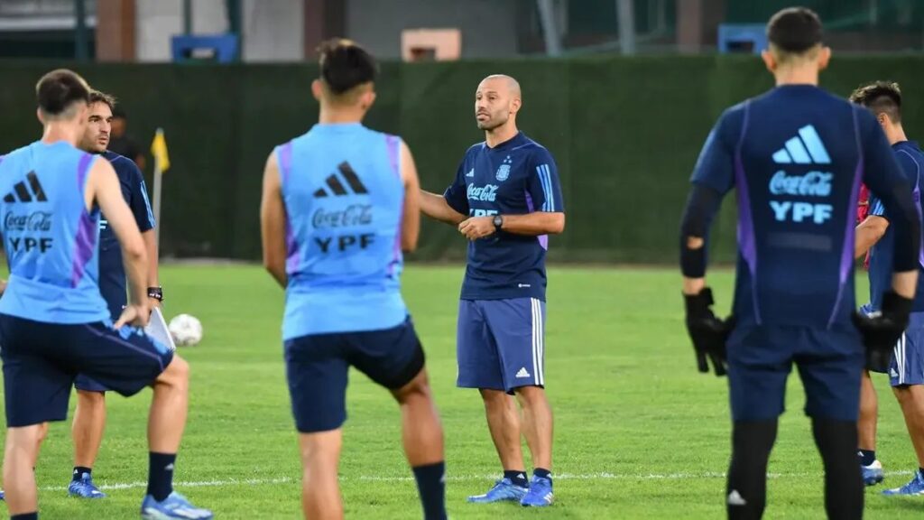 Mascherano dando indicaciones en un entrenamiento. (AFA)