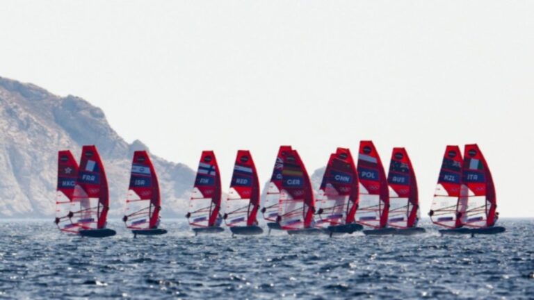 Chiara Ferretti y Francisco Saubidet alcanzaron las cinco regatas de la clase IQ Foil en Paris 2024