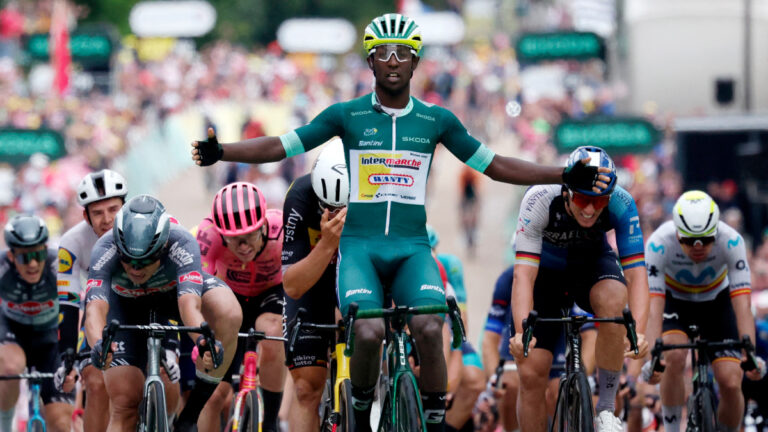 Biniam Girmay gana una nueva etapa en el Tour de Francia tras un intenso mano a mano con Philipsen