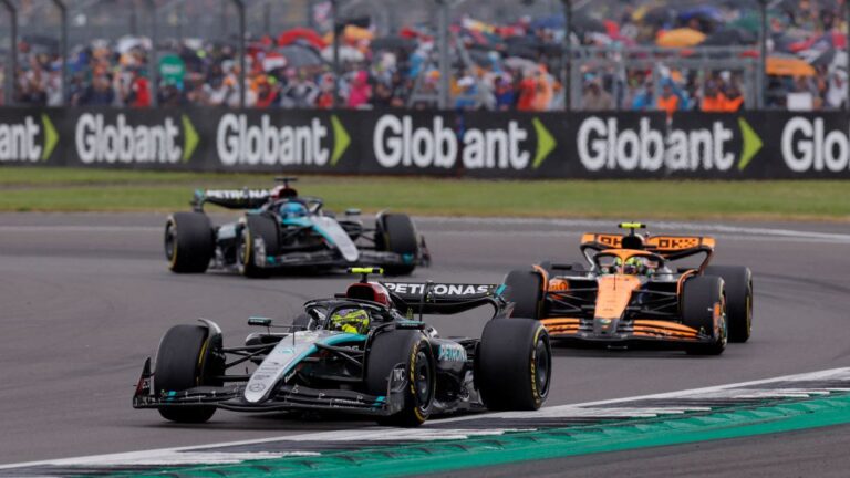 Hamilton conquista por novena vez el GP de Gran Bretaña en una carrera marcada por el clima; Checo Pérez culmina en el lugar 16