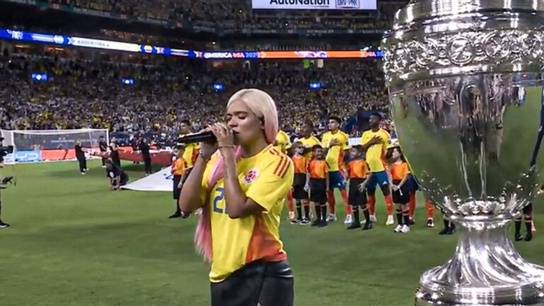 Karol G deleita a los hinchas de la ‘Tricolor’ al entonar el himno de Colombia, en la final de Copa América