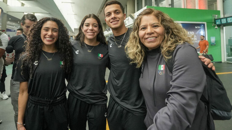 La abanderada Alejandra Orozco y una parte de la delegación mexicana inician el viaje a los Juegos Olímpicos Paris 2024