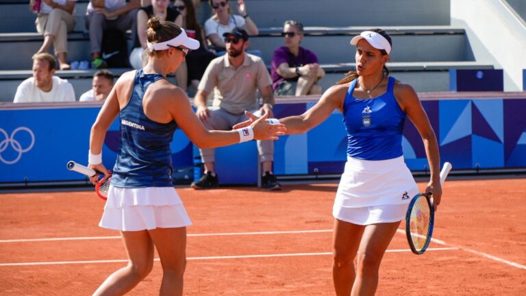 La dupla Carlé-Podoroska debuta con una solida victoria en Paris 2024