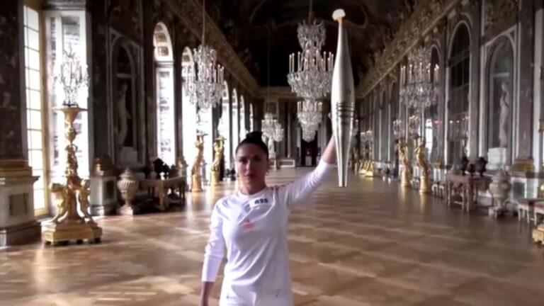 Salma Hayek porta la Antorcha Olímpica de Paris 2024 en el Palacio de Versalles