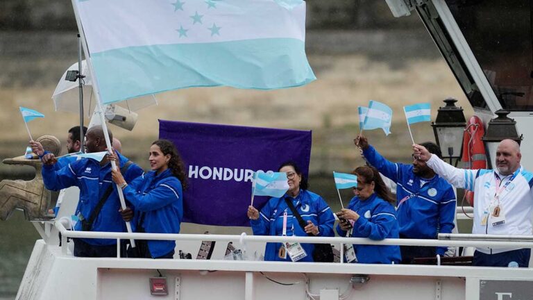 Kevin Mejía y Julimar Ávila llevaron en alto la bandera de Honduras en la Inauguración de Paris 2024