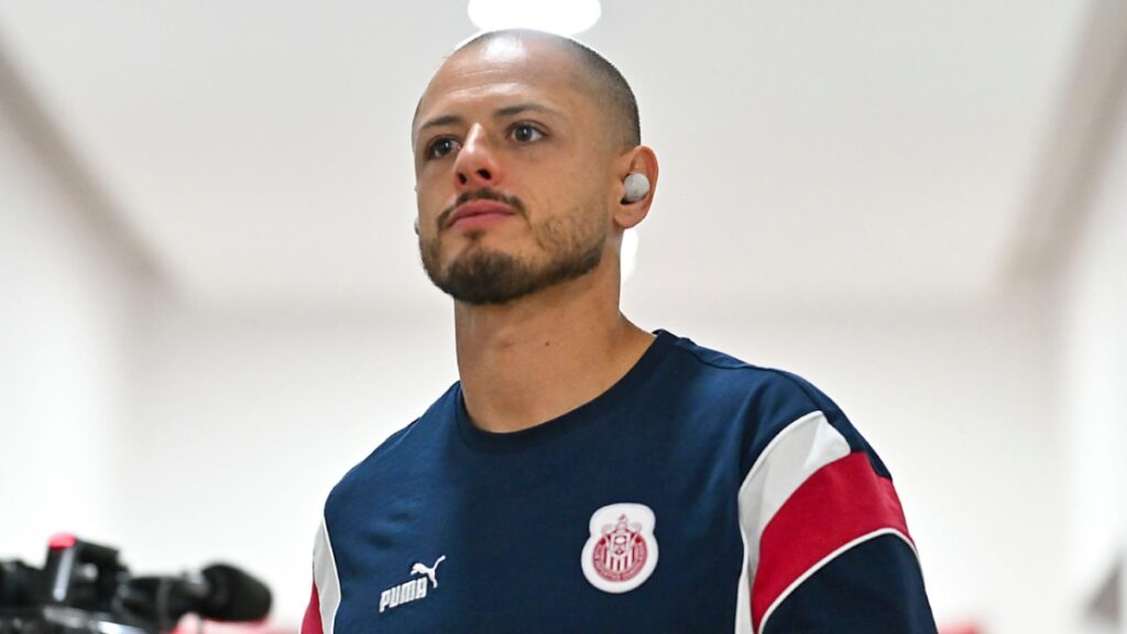 Chicharito es titular con Chivas