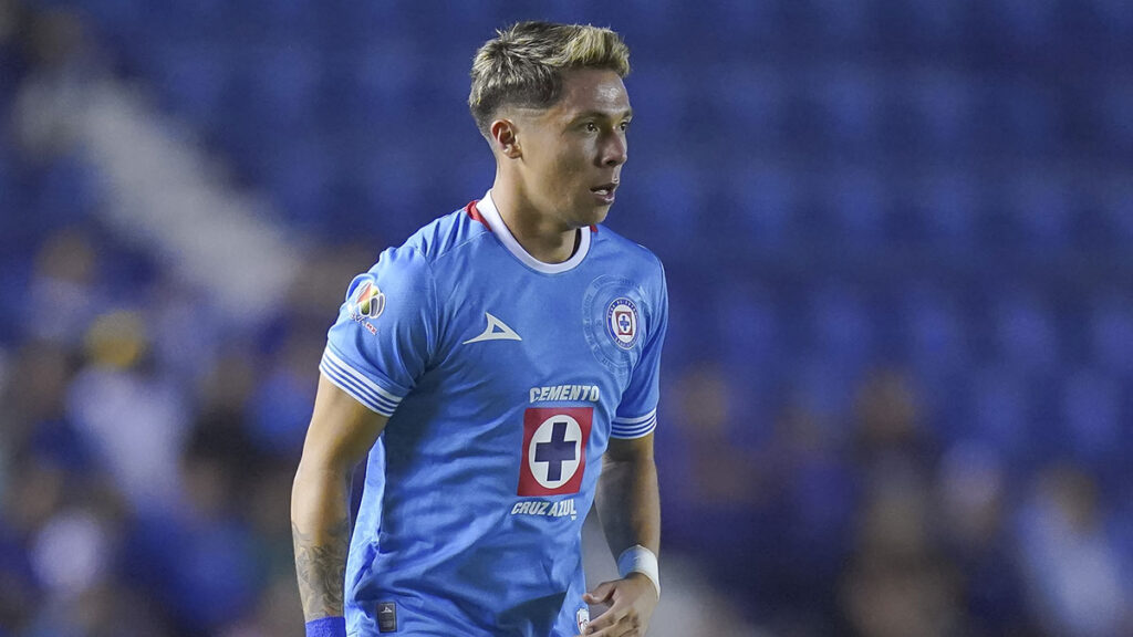 Rodrigo Huescas durante un partido de Cruz Azul