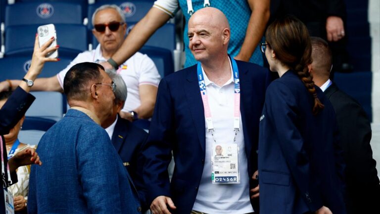 Gianni Infantino está en el Parque de los Principes para ver a Uzbekistan y España dar inicio a Paris 2024