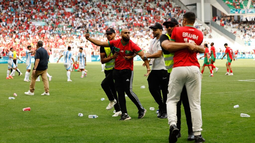 Algunos aficionados entraron al campo en el partido de Argentina y Marruecos | Reuters